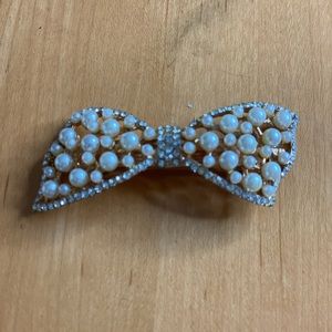 Pearl bow tie clip